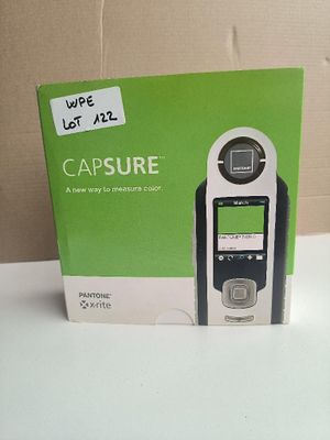 une boîte contenant un téléphone portable, posée sur une table