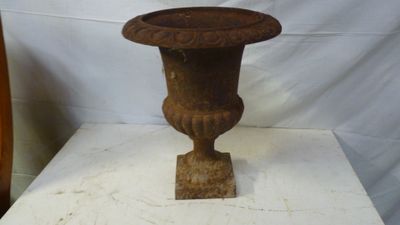 un petit vase en bois posé sur une table blanche
