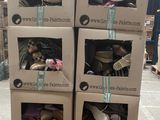 plusieurs cartons empilés les uns sur les autres sur une palette