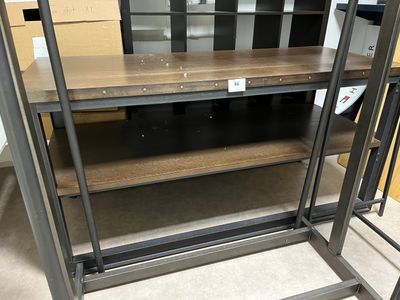 une étagère sur laquelle se trouvent quelques livres, dans une pièce