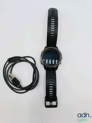 un gros plan d'une montre à laquelle est fixé un chargeur