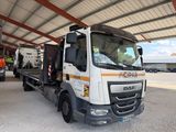 un gros camion garé dans un garage