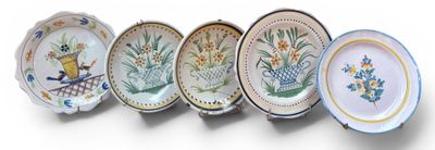 Cinq assiettes en faïence de Nevers, entre 22 et 24.