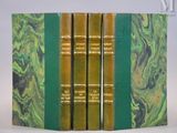 trois livres sont empilés sur une table