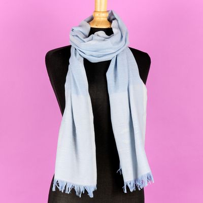 une écharpe bleu clair sur un mannequin, un mannequin, un mannequin, un mannequin, un mannequin, un mannequin, un mannequin, un mannequin, un mannequin, un mannequin, un mannequin, un mannequin, un mannequin, un mannequin, un mannequin, un mannequin, un mannequin, un mannequin, un mannequin, un mannequin, un mannequin, un mannequin, un mannequin, un mannequin, un mannequin, un mannequin, un mannequin, un mannequin, un mannequin, un mannequin, un mannequin, un mannequin,