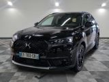l'avant d'un SUV noir garé dans un garage