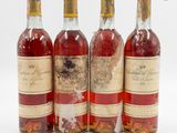 trois bouteilles de vin posées les unes à côté des autres sur une surface blanche