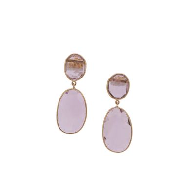 une paire de boucles d'oreilles en pierre rose sur fond blanc