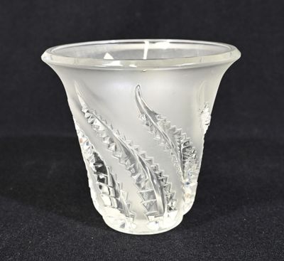 D'après LALIQUE. Vase modèle "Hespérides" ou Fougères en ver…