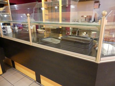 une vitrine en verre contenant des plats dans un restaurant