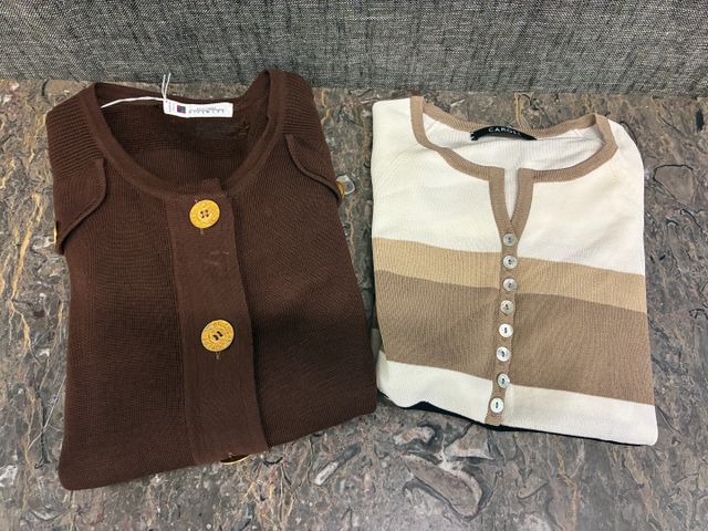 Lot comprenant Gilet en lainage marron GIVENCHY reprisé et top en...