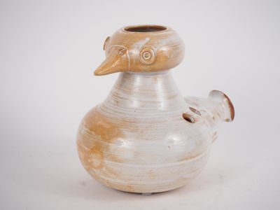 Jacques POUCHAIN. Vase zoomorphe en grès ocre et blanc