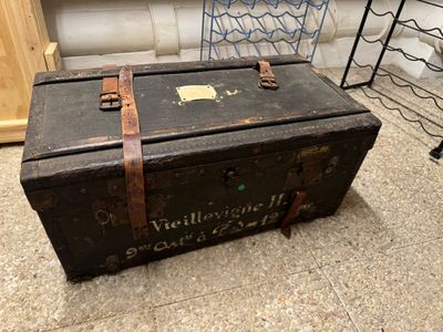 une vieille malle posée sur le sol d'une pièce