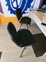 Deux tabourets en simili cuir blanc et métal chromé réglable… (photo 2)