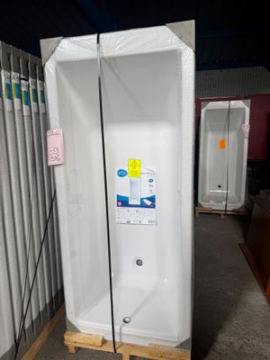 une grande boîte blanche contenant une douche à l'intérieur