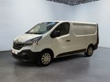 La camionnette blanche est garée dans une grande pièce d'un immeuble.