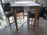des tables et des chaises dans une pièce donnant sur l'extérieur