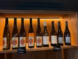 Des bouteilles de vin sont alignées sur une étagère dans un magasin de vins.