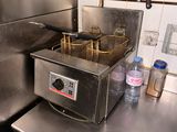 une photo d'une cuisine professionnelle équipée d'une friteuse