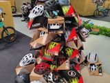 une grande pile de casques exposée dans un magasin