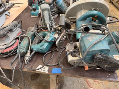 une table sur laquelle sont posés plusieurs outils
