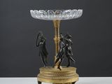une lampe de table ancienne en bronze et en verre, surmontée de deux figurines