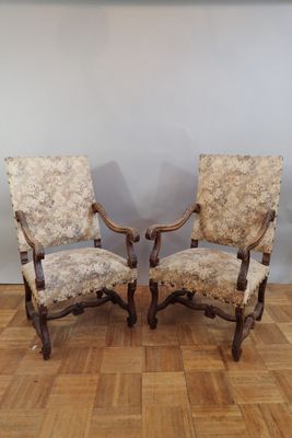 Paire de fauteuils en bois mouluré et sculpté, à haut dossie…