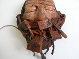 une sculpture représentant un homme avec des chaînes autour du cou
