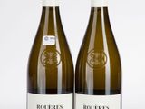 deux bouteilles de vin blanc posées l'une à côté de l'autre sur une surface blanche