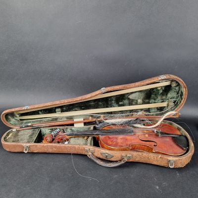 un vieil étui à violon contenant un violon