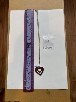 une photo d'un collier orné d'un cœur