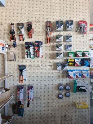 une photo d'un garage avec des outils accrochés au mur