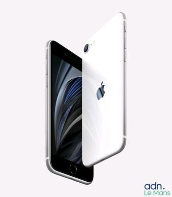 On voit un iPhone d'Apple sur fond blanc et sur fond noir.
