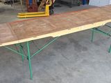 une table en bois avec des pieds verts