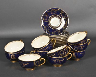une image représentant un ensemble de tasses et de soucoupes bleues et dorées