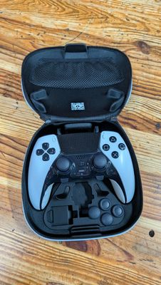une manette de jeu vidéo noire et blanche dans un étui noir