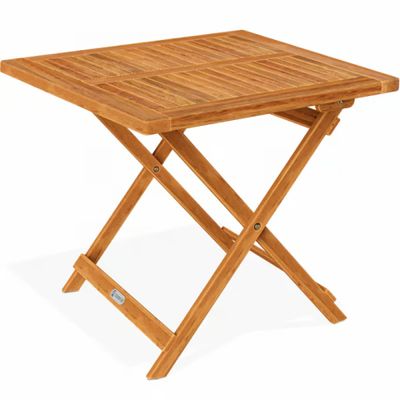 un gros plan d'une table pliante en bois sur fond blanc