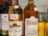 plusieurs bouteilles de vin sont alignées sur un comptoir