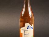 une bouteille de vin posée sur une table