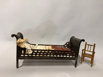 un lit miniature avec une chaise à côté, sur fond blanc