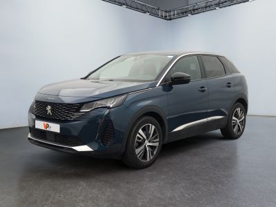 un SUV bleu foncé garé dans une grande pièce aux murs blancs