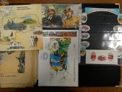 beaucoup de livres sur la table, avec des images dessus