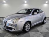 la petite voiture argentée est garée dans le garage sur un sol en damier