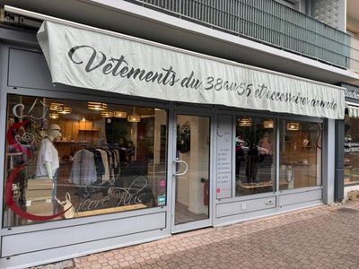 une devanture de magasin avec une enseigne sur la façade