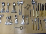 beaucoup de cuillères et de fourchettes en argent sur la table