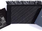un gros plan sur un sac et un livre posés sur une surface blanche