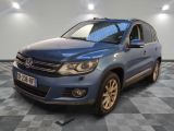 La Volkswagen Tiguan bleue est garée sur un sol à damier.