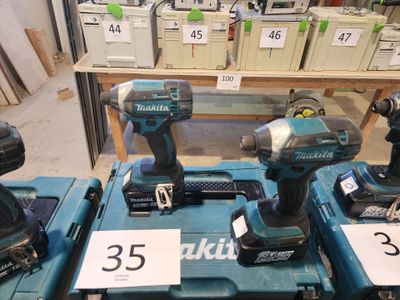 de nombreux types d'outils différents exposés dans un magasin