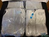 quatre sacs posés sur une table noire