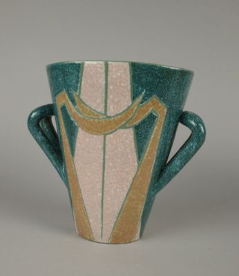 un vase vert orné d'une harpe